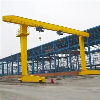 Cần trục có động cơ
